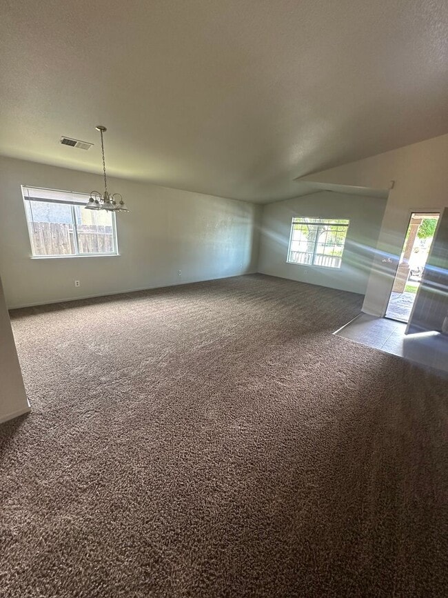 689 Suzanne Ct in Merced, CA - Foto de edificio - Building Photo