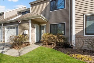 50 Pondview Rd in Rye, NY - Building Photo