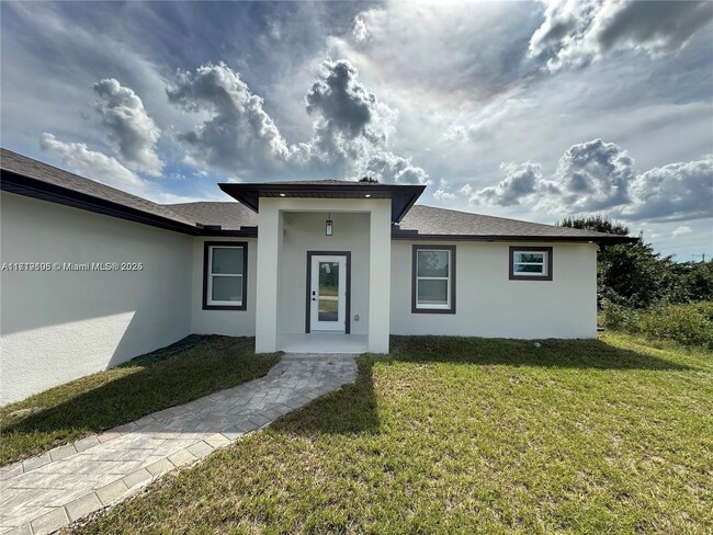 868 Cervantes St E in Lehigh Acres, FL - Building Photo - Building Photo