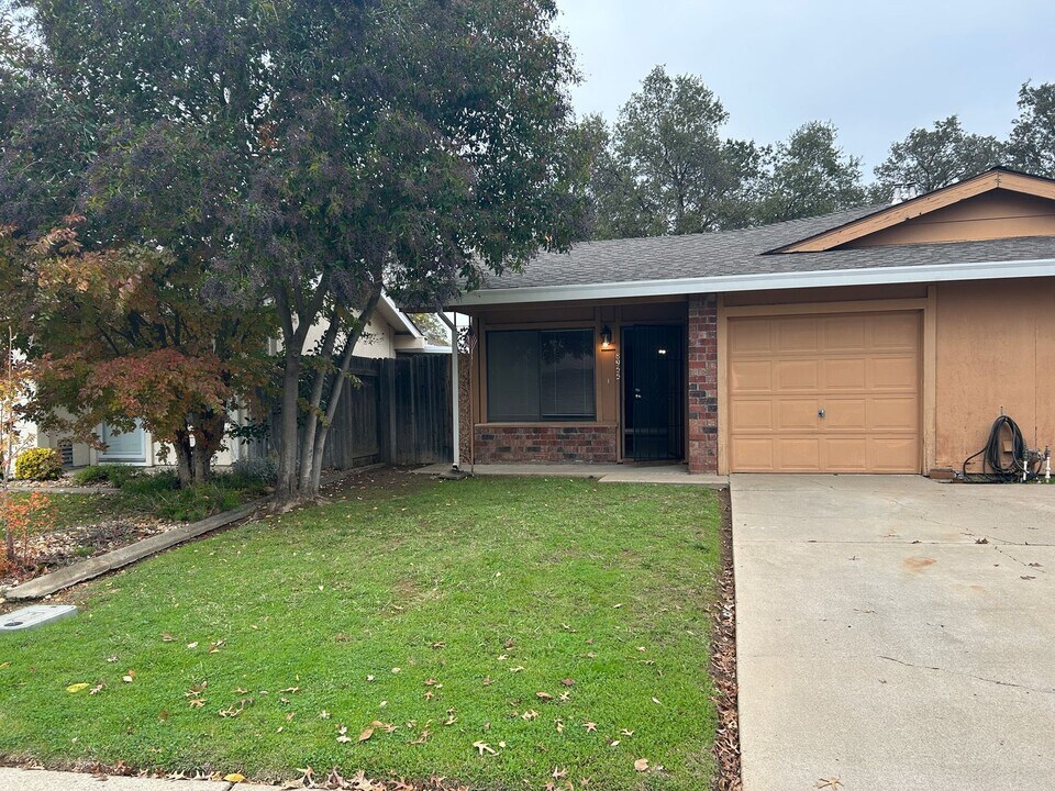 8955 El Oro Plaza Dr in Elk Grove, CA - Building Photo