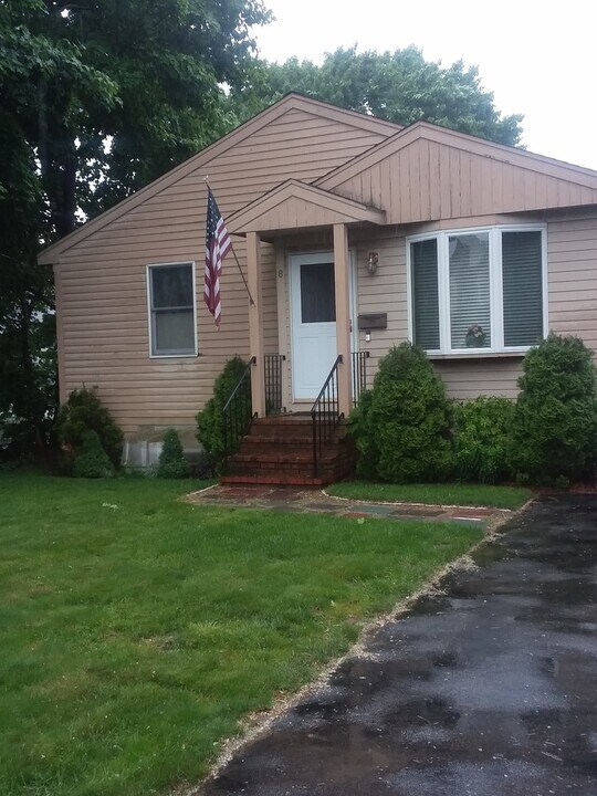 8 Hamilton Ave in Barrington, RI - Building Photo