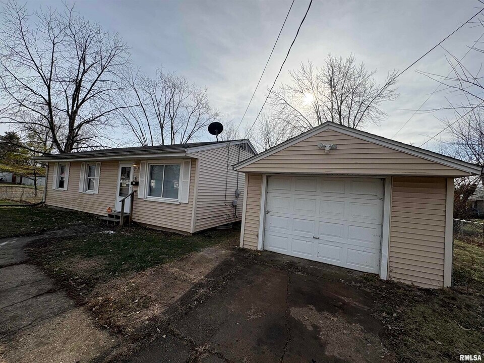 2324 W Gilbert Ave in Peoria, IL - Building Photo