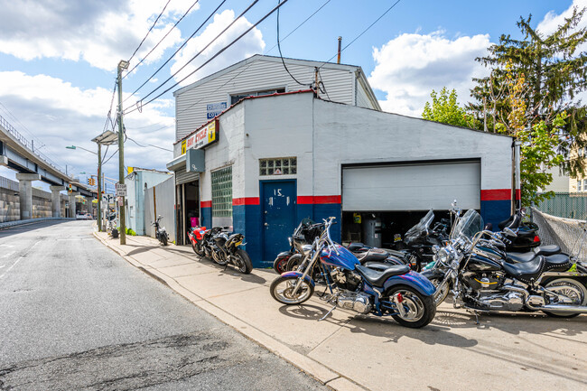 17 Avenue E in Bayonne, NJ - Foto de edificio - Building Photo