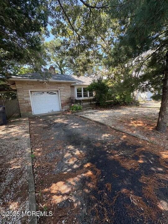 297 Cambourne Dr in Toms River, NJ - Foto de edificio