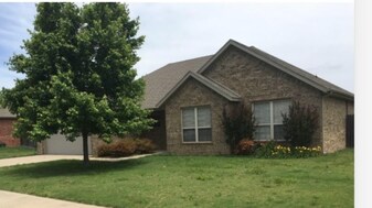 2610 N Brush Creek Dr in Fayetteville, AR - Building Photo