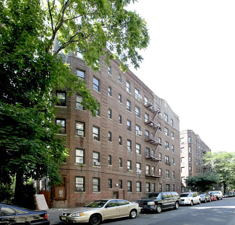 100 Woodruff Ave in Brooklyn, NY - Foto de edificio