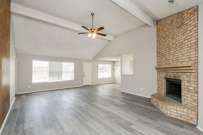 8221 Cloverglen Ln in Fort Worth, TX - Building Photo - Building Photo