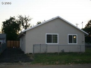6332 SE Duke St in Portland, OR - Foto de edificio - Building Photo