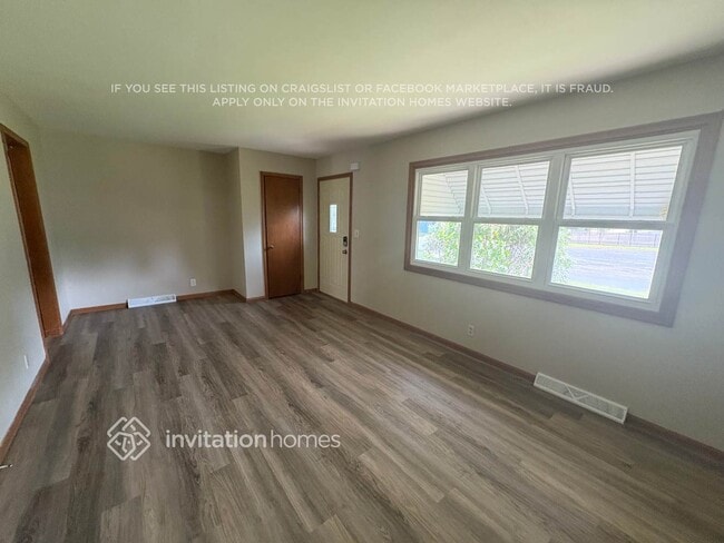 1 E 94th St in Bloomington, MN - Foto de edificio - Building Photo