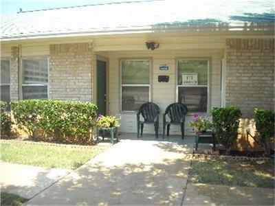 500 Cross Creek in Dilley, TX - Building Photo