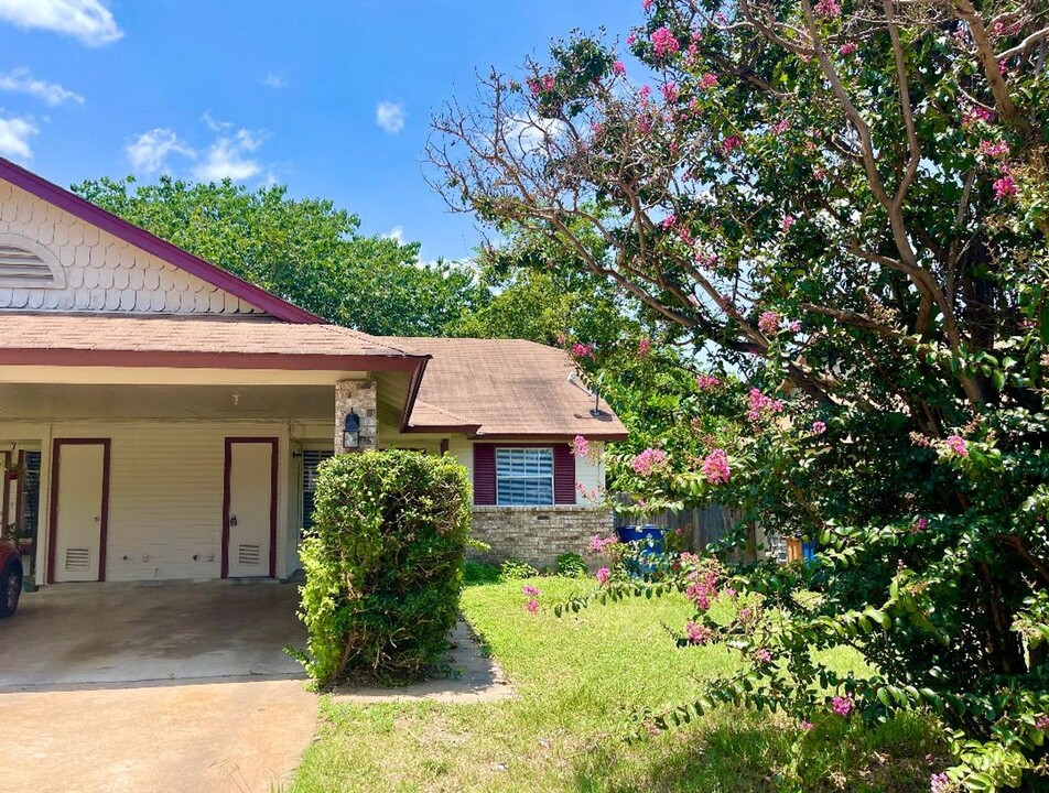 7902 Brodie Ln in Austin, TX - Building Photo