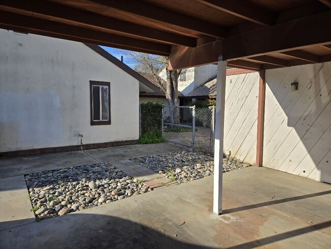 2716 W Caldwell Ave in Visalia, CA - Foto de edificio - Building Photo