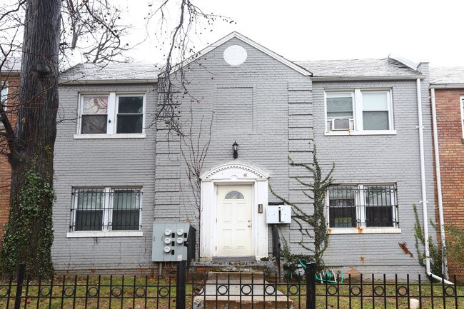 1233 Raum St NE in Washington, DC - Foto de edificio - Building Photo