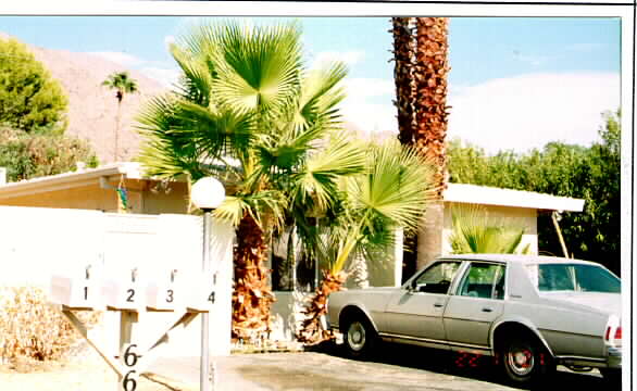 665 S Camino Real in Palm Springs, CA - Foto de edificio