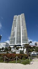 6365 Collins Ave, Unit 1909 in Miami Beach, FL - Foto de edificio - Building Photo