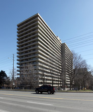 8111 Yonge St in Markham, ON - Building Photo - Building Photo