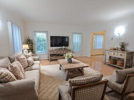 1200 N Gardner St in West Hollywood, CA - Building Photo