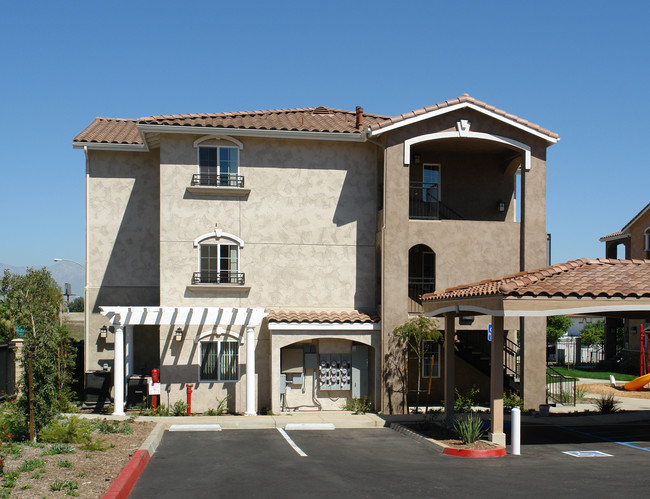 303 W Grand Blvd in Corona, CA - Building Photo - Building Photo