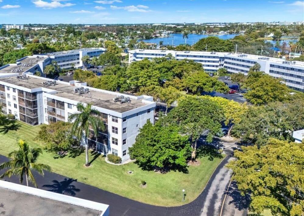 116 Royal Park Dr, Unit 4F in Oakland Park, FL - Foto de edificio