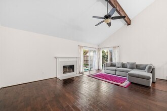 13619 Braeswest Dr in Houston, TX - Foto de edificio - Building Photo