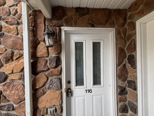 116 Chariot Ct in Piscataway, NJ - Foto de edificio - Building Photo