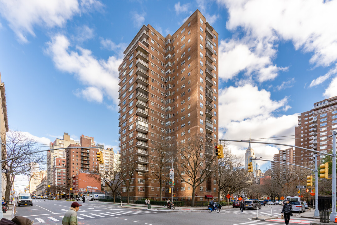 365 9Th Avenue in New York, NY - Building Photo