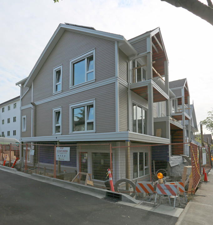 860 Queens Ave in Victoria, BC - Building Photo