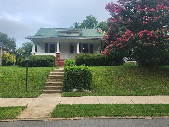 property at 907 E Holston Ave
