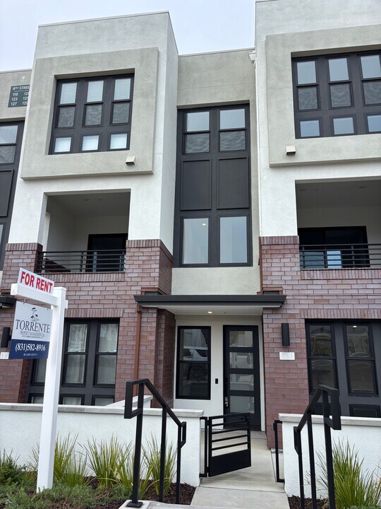 121 8th St in Marina, CA - Building Photo