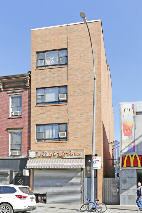 739 Grand St in Brooklyn, NY - Building Photo