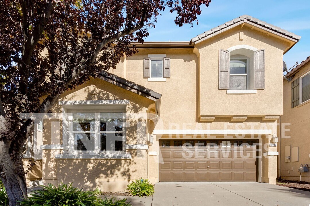 5444 Noyack Way in Sacramento, CA - Building Photo