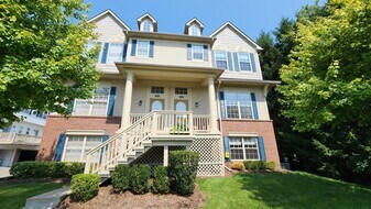 1574 Kessler Ave in Keego Harbor, MI - Building Photo