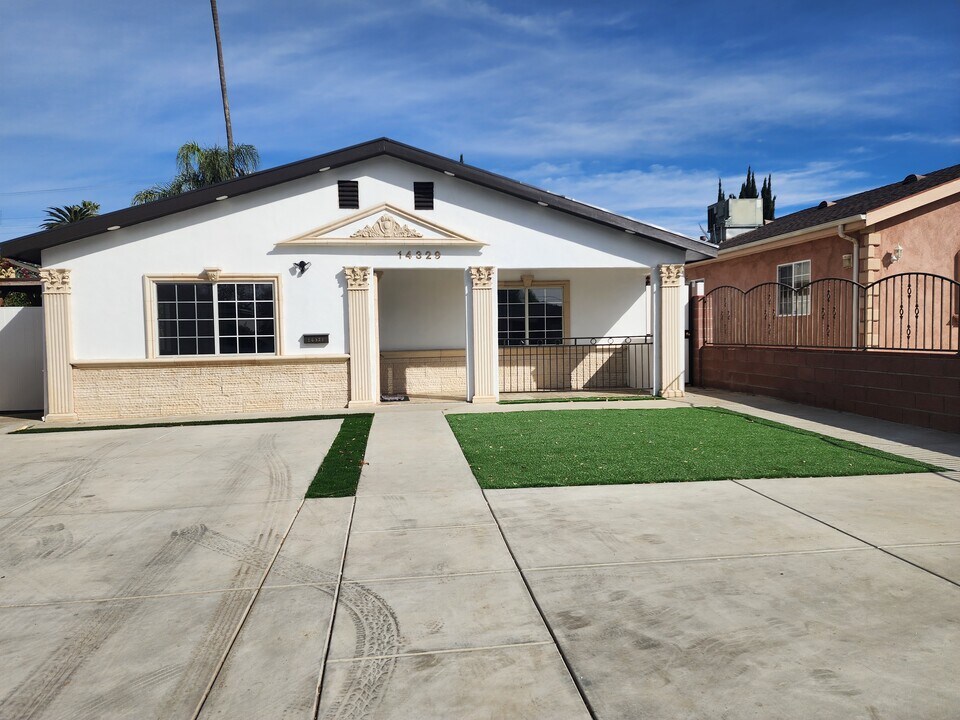 14329 Emelita St in Van Nuys, CA - Building Photo