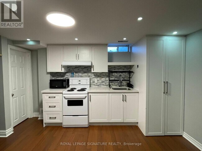 157 Rouge River Dr in Toronto, ON - Building Photo - Building Photo