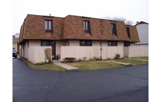 5833-5839 Ryewyck Dr in Toledo, OH - Building Photo - Building Photo