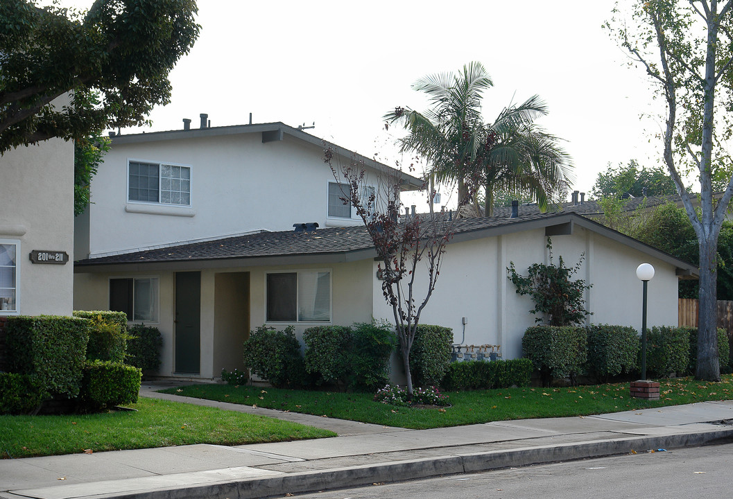 221 S McCoy Rd in Orange, CA - Building Photo