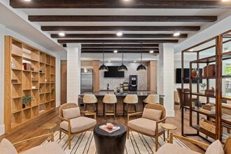 Album Matthews 55+ Active Adult Apartments in Matthews, NC - Foto de edificio - Building Photo