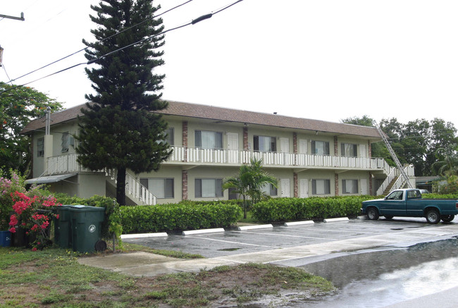 Croissant Apartments in Fort Lauderdale, FL - Building Photo - Building Photo