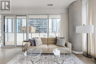101-1101 Peter St in Toronto, ON - Building Photo - Building Photo