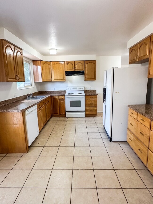 5333 Peachwood Cir in Salt Lake City, UT - Building Photo - Building Photo
