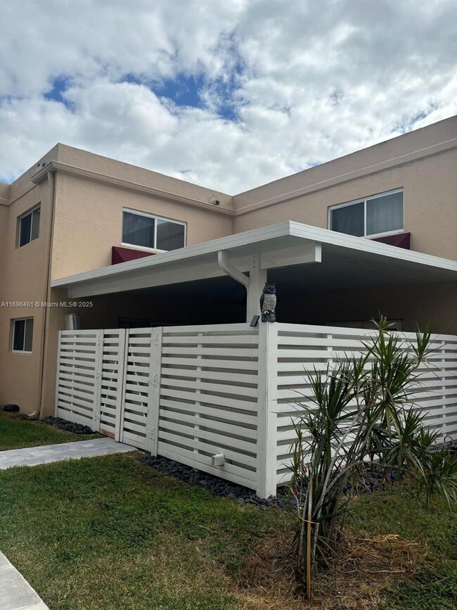 14357 SW 96th Ln in Miami, FL - Building Photo - Building Photo