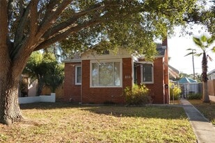 210 43rd Ave N in St. Petersburg, FL - Building Photo