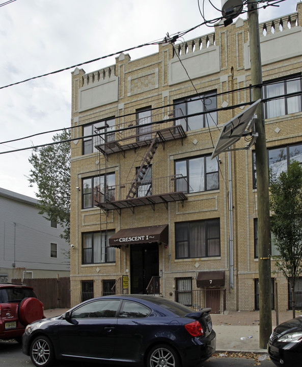 Crescent I in Jersey City, NJ - Building Photo