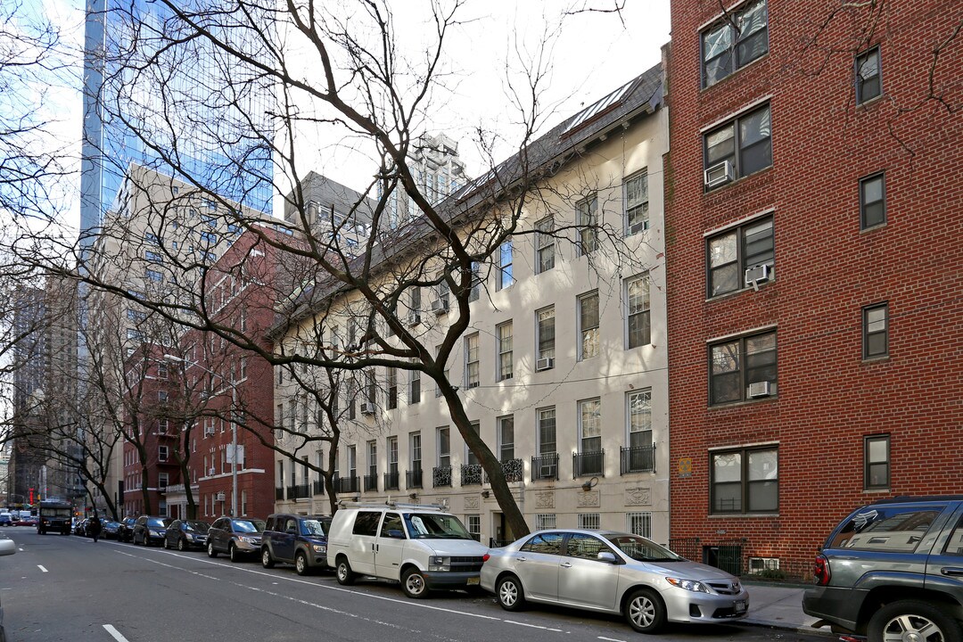 320-326 W 55th St in New York, NY - Building Photo