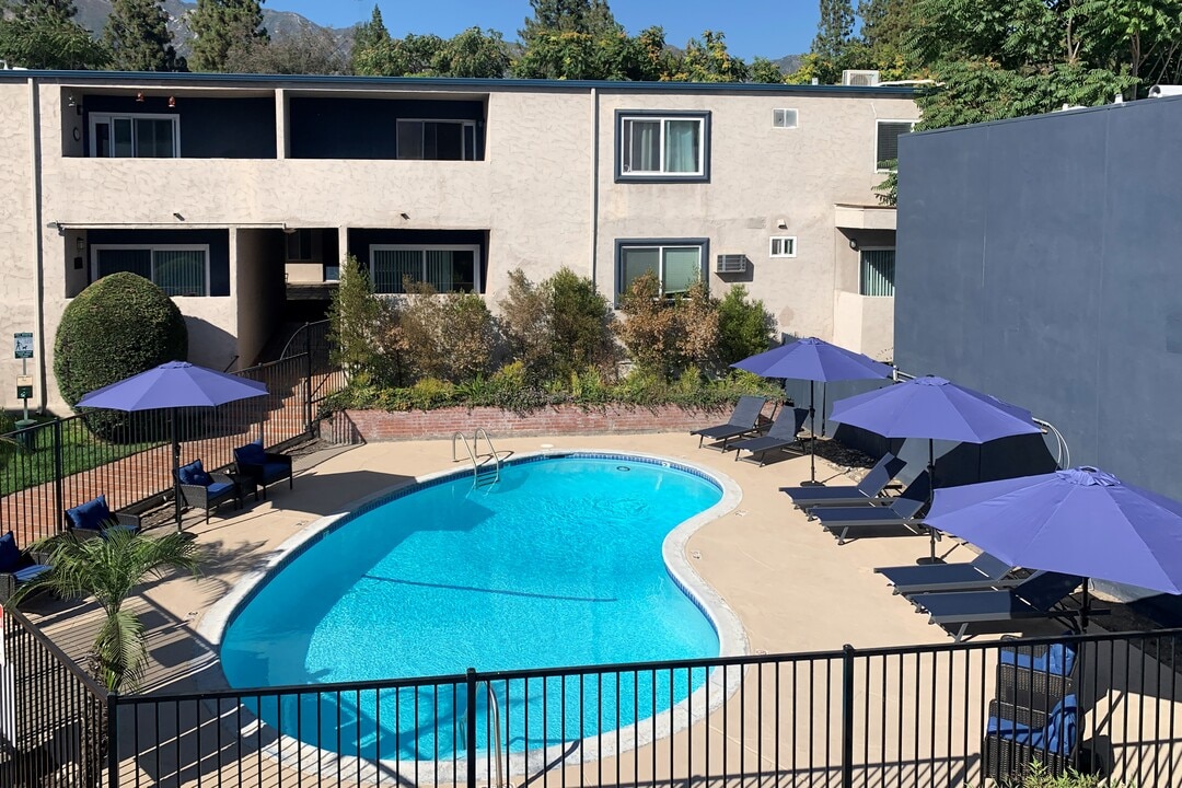 Americana La Crescenta in La Crescenta, CA - Building Photo