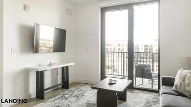 1007 S Mint St, Unit 814 in Charlotte, NC - Building Photo - Building Photo