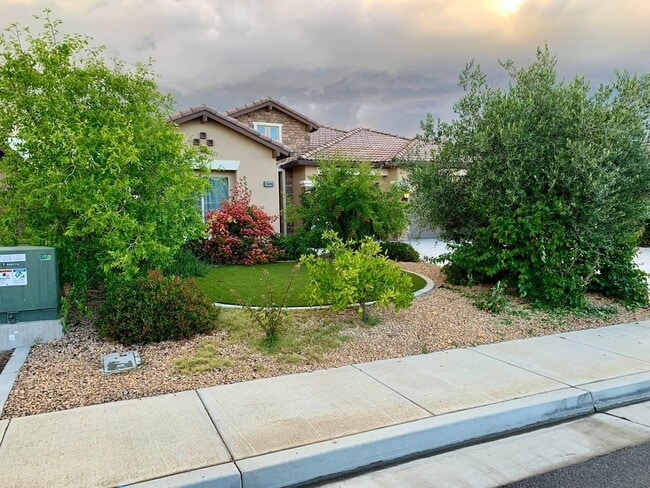 10006 Blountsville Dr in Bakersfield, CA - Foto de edificio - Building Photo