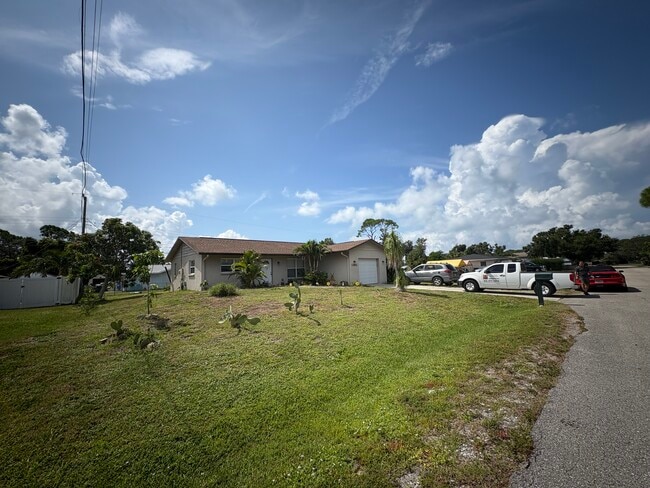 1383 Tinamou Rd in Venice, FL - Building Photo - Building Photo