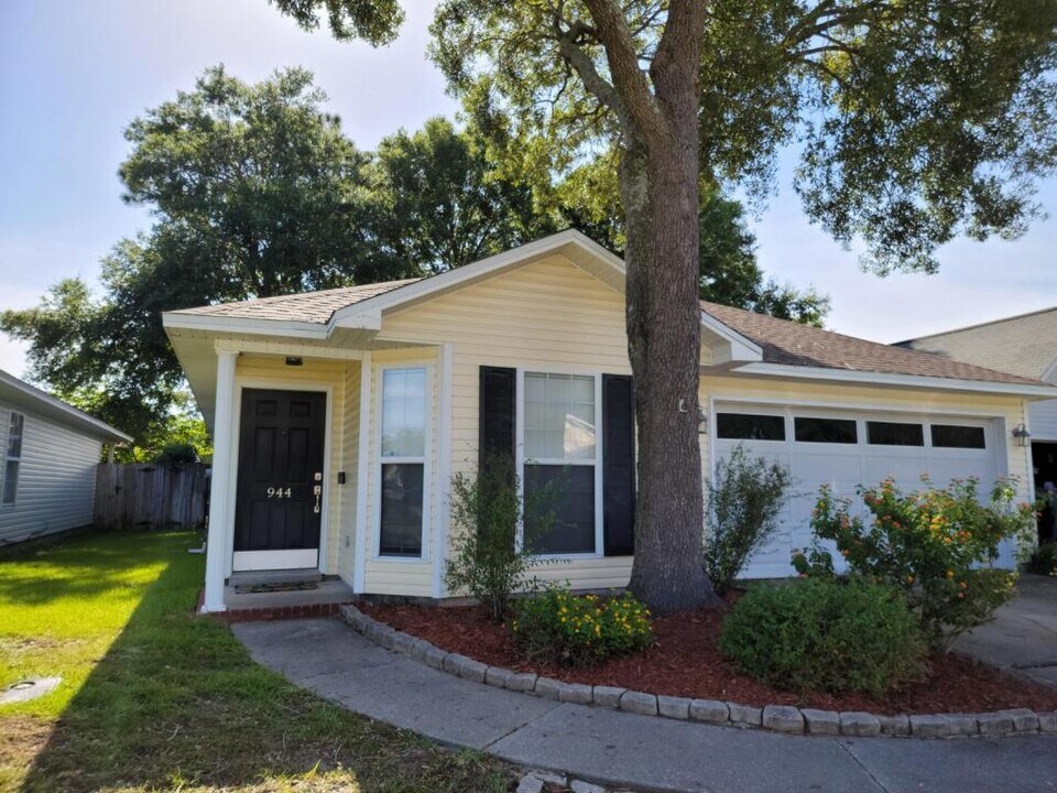 944 Claeven Cir in Fort Walton Beach, FL - Building Photo
