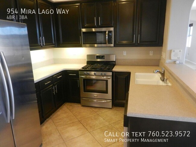 954 Mira Lago Way in San Marcos, CA - Building Photo - Building Photo